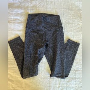 Lululemon leggings in grey/black leopard print 25” - size 4